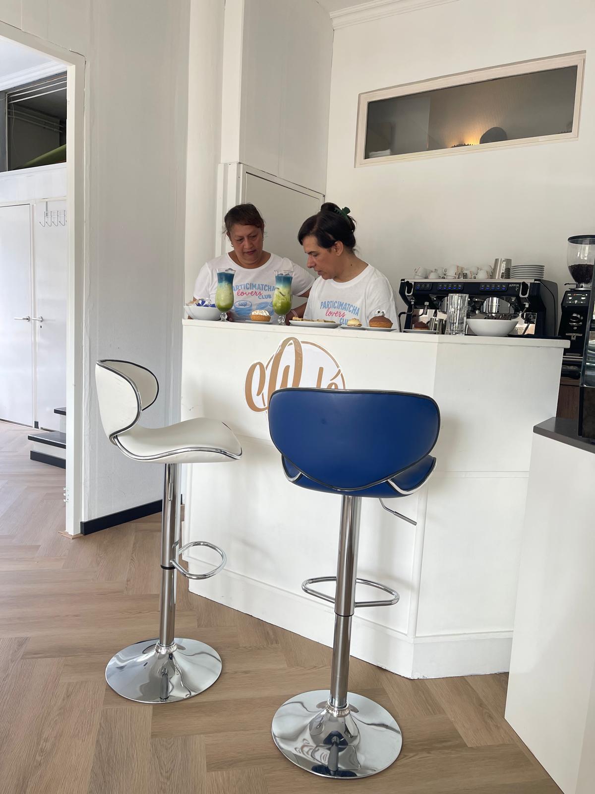De bar van ParticiCafé met medewerkers