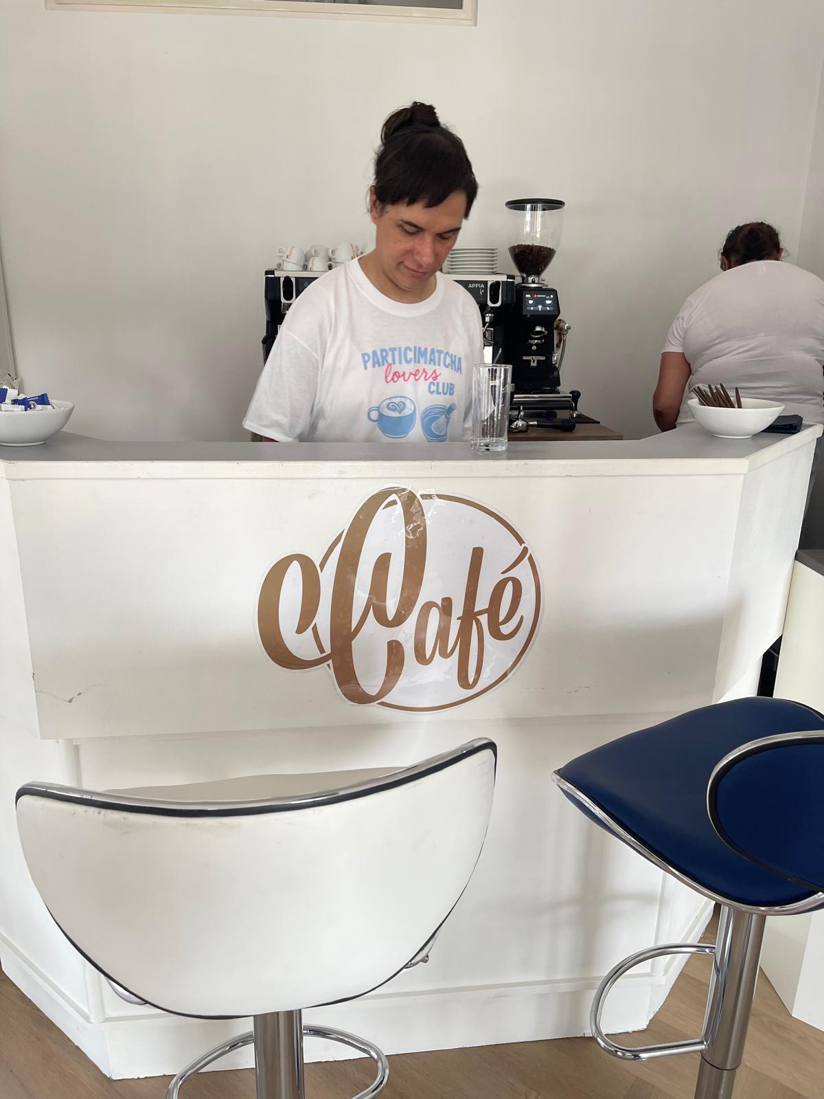 Barista achter de bar van ParticiCafé