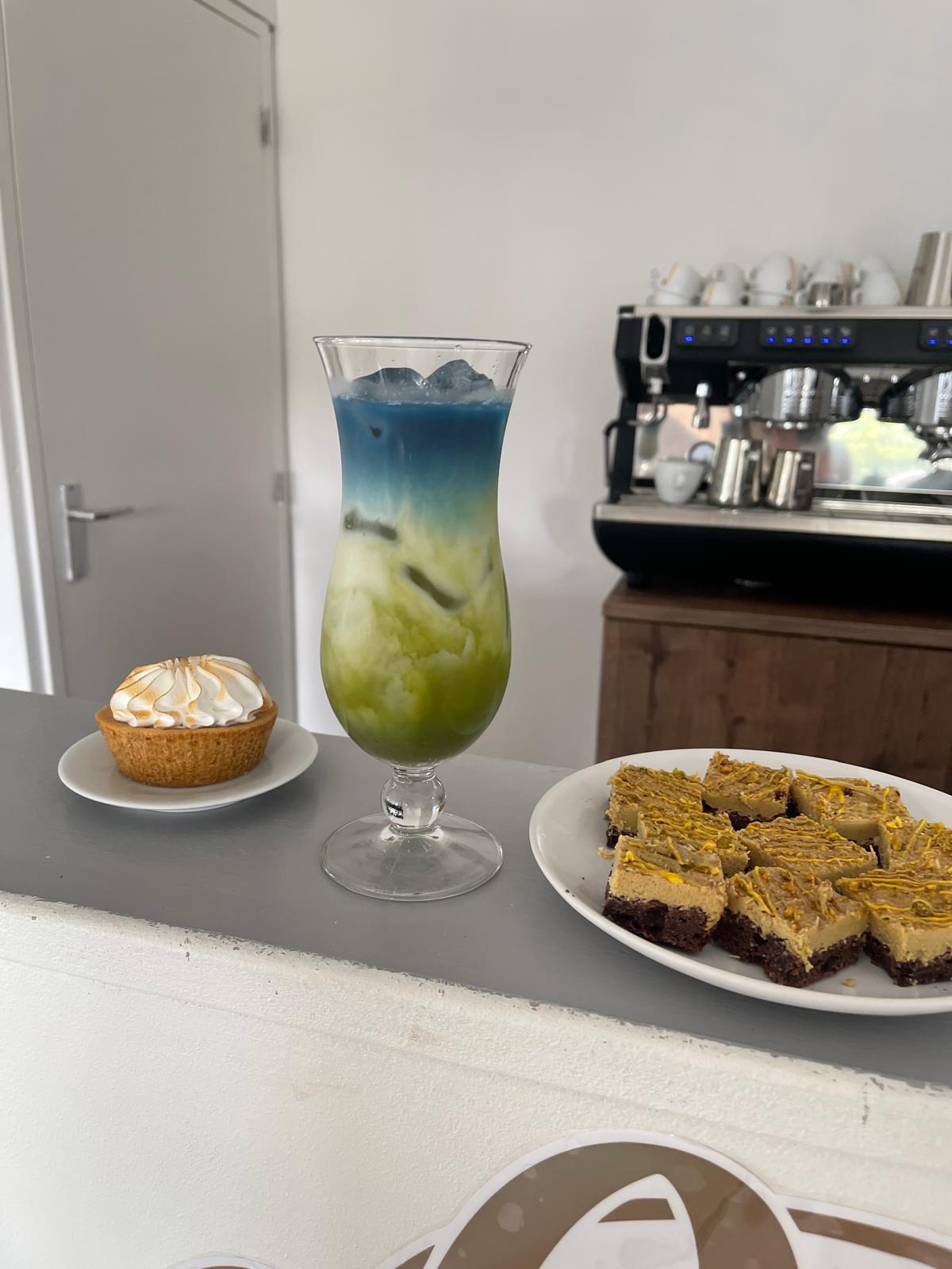 Matcha met gebak op de bar
