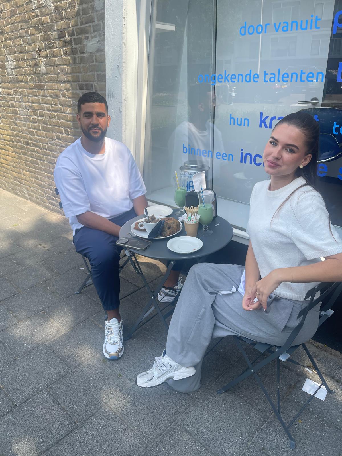 Gasten op het terras van Particicafe