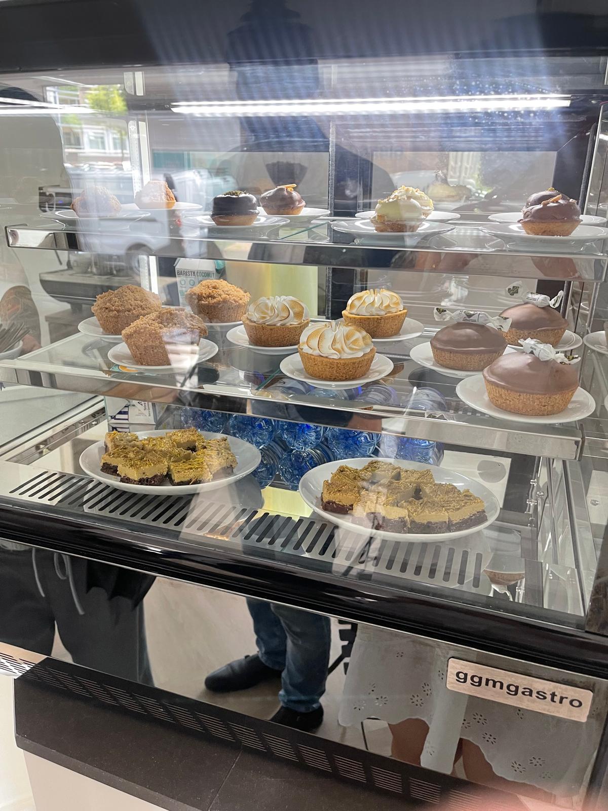 Vitrine met huisgemaakt gebak bij ParticiCafé